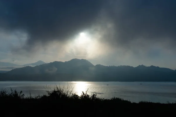 Paysage Silhouette Bord Lac Avec Nuage Dessus Montagne Matin Quartier — Photo
