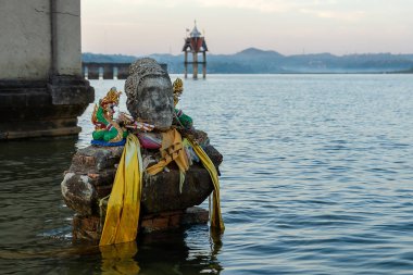 Su alanı olan antik Buda (sualtı Tapınağı). Landmark seyahat Sangkhla Buri. bölgede, Kanchanaburi, Tayland western seyahat.