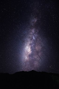 Stardust ile gürültü ve tahıl Nern Chang Puarg Thongphaphum Ulusal Park, karanlık gecede. Macera Seyahat Tayland western içinde. 