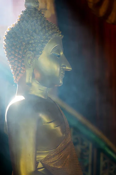 Nahaufnahme Des Buddha Mit Licht Und Rauch Wang Wiwekaram Tempel — Stockfoto