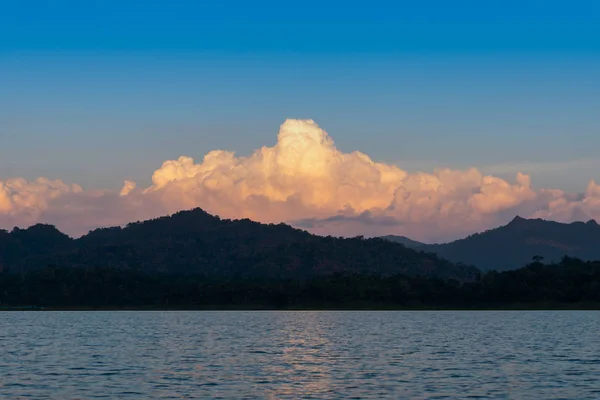 Norul Lumina Soarelui Deasupra Muntelui Siluetei Râul Sangkhla Buri Kanchanaburi — Fotografie, imagine de stoc