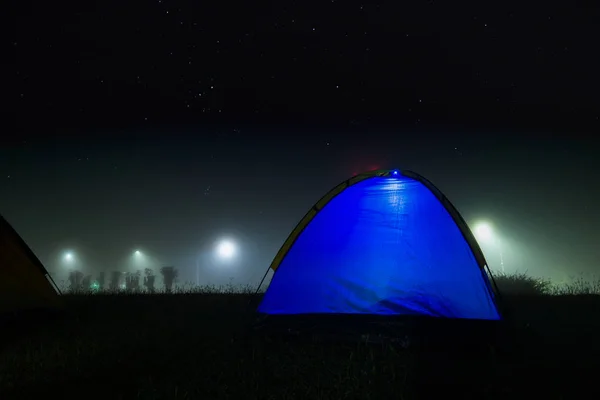 Barraca Azul Noite Com Estrelas Nevoeiro — Fotografia de Stock