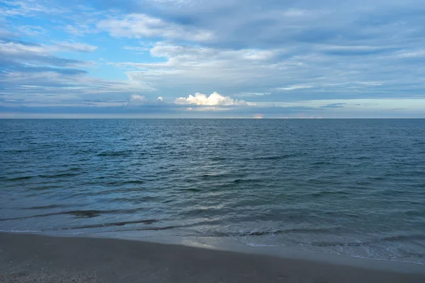 Morbida Onda Sulla Spiaggia Con Cielo Nella Stagione Estiva Mare — Foto Stock