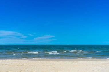 Yaz sezonu mavi gökyüzü ile sahilde dalga yumuşak.