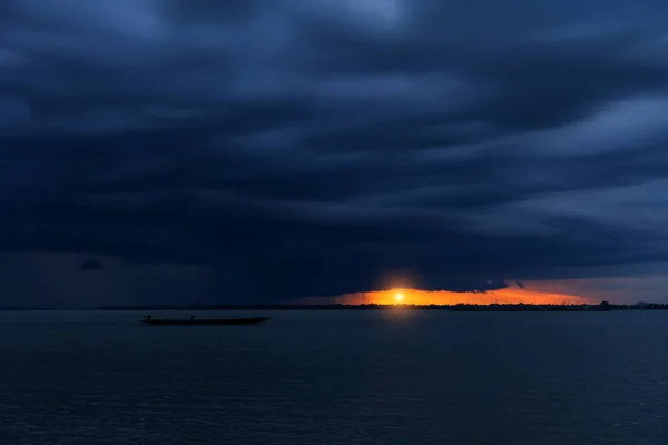 Silhouet Van Minimale Vissersboot Het Meer Onder Wolk Regen Met — Stockfoto