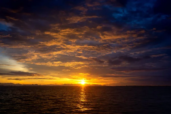 Hora Ouro Céu Por Sol Nuvens Bonitas Lago — Fotografia de Stock