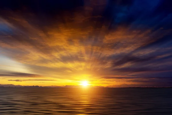 Luz Movimiento Hora Dorada Del Cielo Atardecer Hermosas Nubes Lago — Foto de Stock