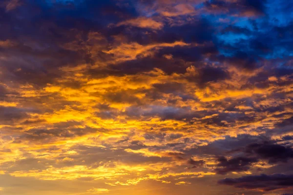 夕阳天空的黄金时刻和美丽的云彩 — 图库照片