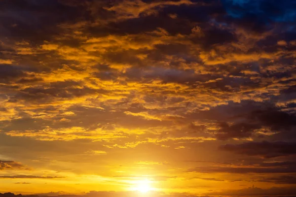 Hora Dorada Del Cielo Atardecer Hermosas Nubes — Foto de Stock