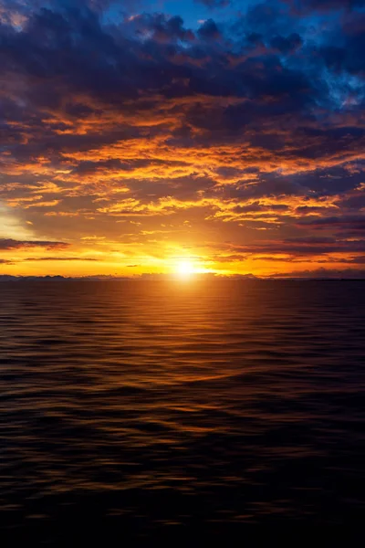 在湖上的运动软波与夕阳天空和美丽的云彩在黄金时刻 — 图库照片