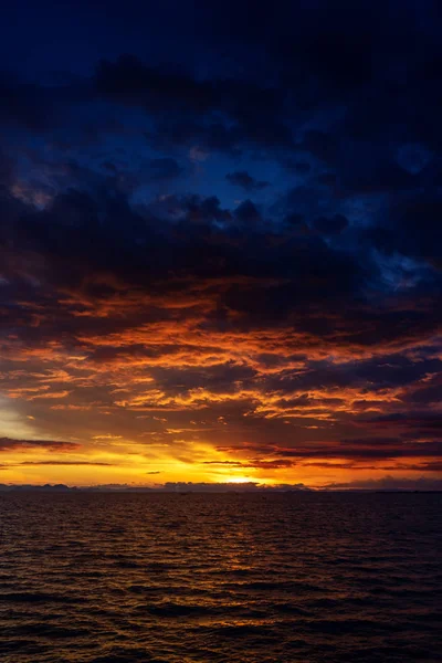 Paisagem Marinha Céu Por Sol Nuvens Bonitas — Fotografia de Stock
