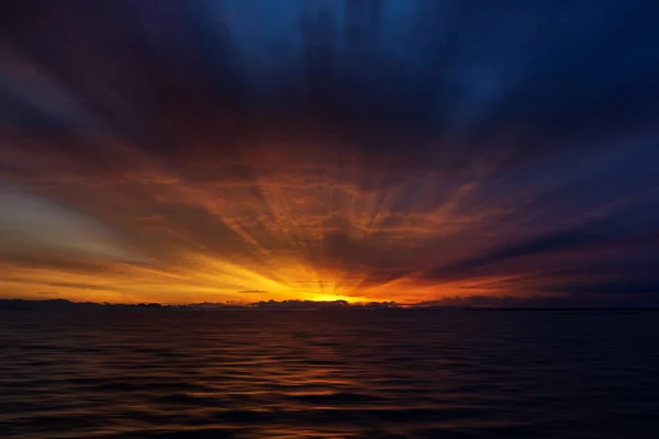 Luz Solar Céu Por Sol Nuvens Bonitas Antes Crepúsculo Lago — Fotografia de Stock