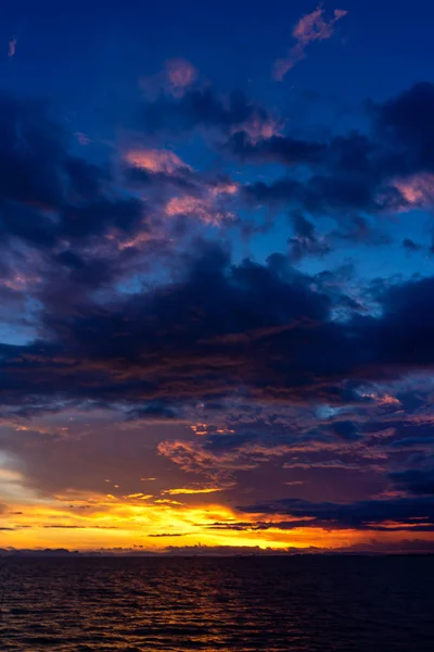 Paisagem Marinha Céu Por Sol Nuvens Bonitas — Fotografia de Stock