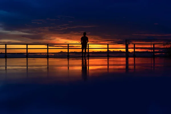 Fotografia Hora Azul Silhueta Mínima Homem Solitário Estão Olhando Céu — Fotografia de Stock