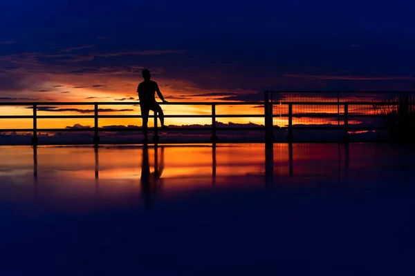 Fotografia Hora Azul Silhueta Mínima Homem Solitário Estão Olhando Céu — Fotografia de Stock