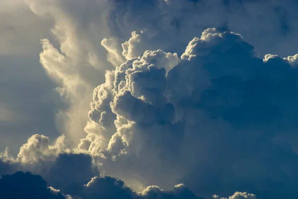 光と空の雨雲 — ストック写真