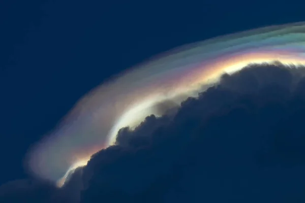 Incrível Nuvem Pileus Iridescente Céu Cumulonimbus Congestus — Fotografia de Stock