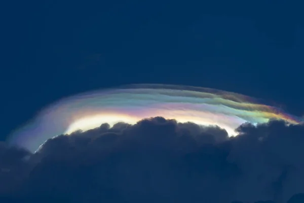 惊人的彩虹菌盖云在天空 积雨云浓积云 — 图库照片