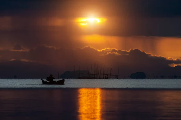 Silhouette Minimale Bateau Pêche Sur Lac Avec Coucher Soleil Nuages — Photo