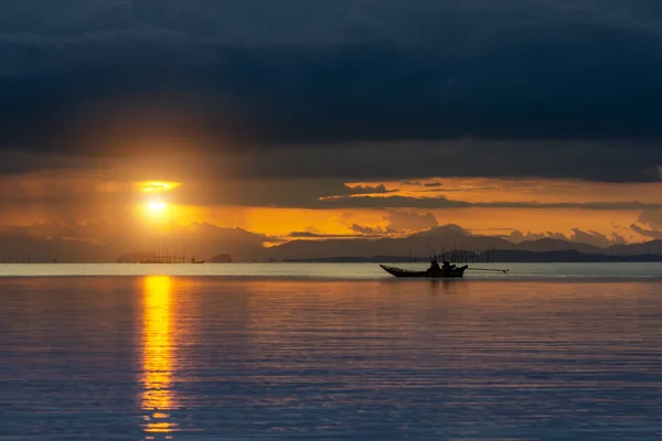 Minimale Silhouette Fischerboot Auf Dem See Mit Sonnenuntergang Und Regenwolken — Stockfoto