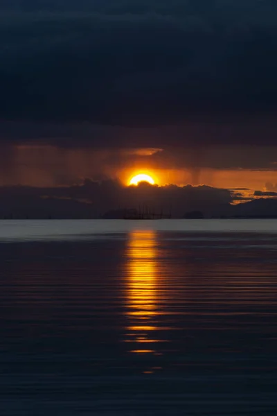 Paisagem Marinha Céu Por Sol Nuvens Chuva — Fotografia de Stock