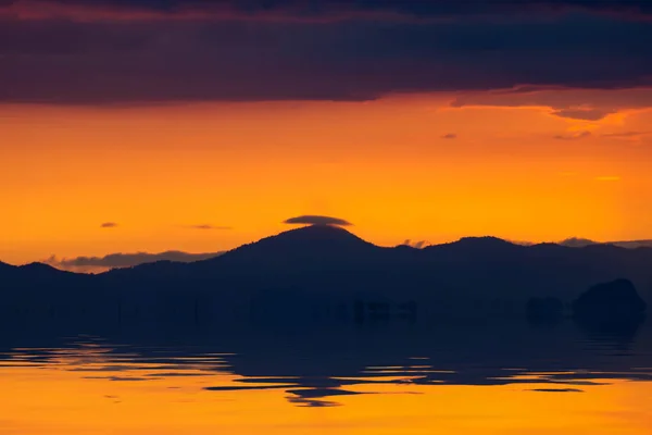 Silhouette Profonda Montagna Blu Con Cielo Crepuscolare Dopo Tramonto Lago — Foto Stock