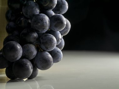 Işık ve derinlik koyu arka plan üzerinde siyah üzüm kadar kapatın .