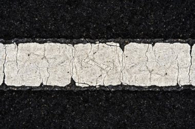 Eski beyaz trafiği satırlarını karanlık yolda arka plan üzerinde.