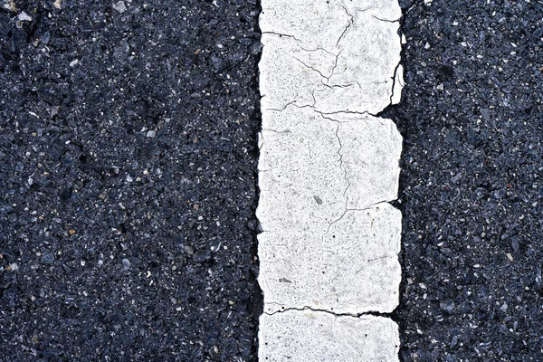 道路空間の背景で古い白トラフィック ライン — ストック写真