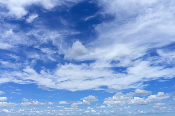 Белое Облако Голубом Небе Космическим Фоном — стоковое фото