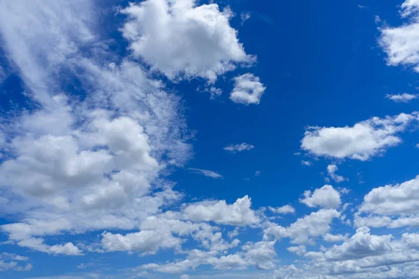 Nuvem Branca Céu Azul Com Fundo Espacial — Fotografia de Stock
