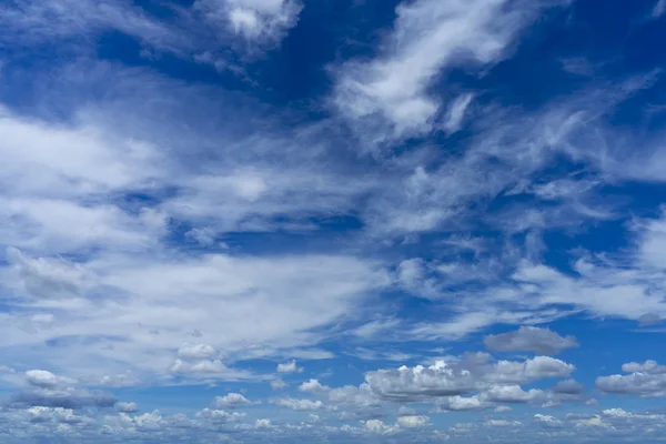 Nuvem Branca Céu Azul Com Fundo Espacial — Fotografia de Stock