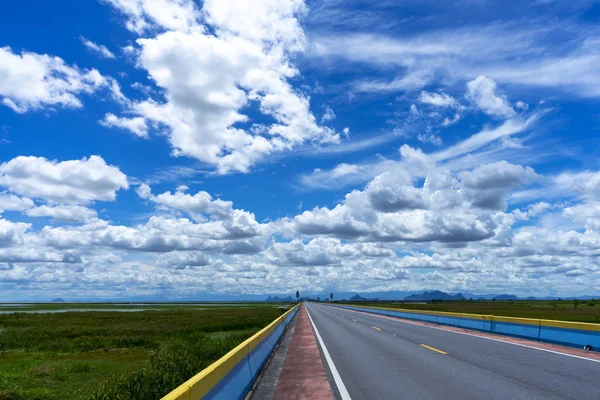 Camino Los Humedales Con Cielo Nube Sur Tailandia Lago Songkhla —  Fotos de Stock