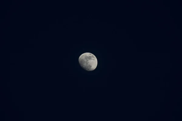 Lune Sur Ciel Bleu Profond Dans Nuit — Photo