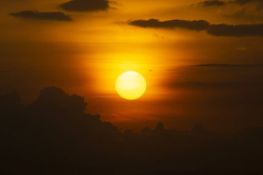 Altın saat içinde siluet bulut ile günbatımı gökyüzü.