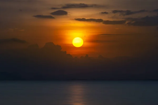 Céu Pôr Sol Com Nuvem Silhueta Montanha Lago Hora Ouro — Fotografia de Stock