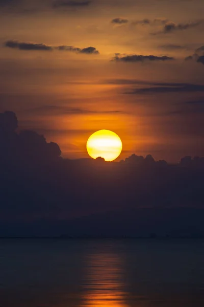 Gran Puesta Sol Con Nube Silueta Lago Hora Dorada — Foto de Stock