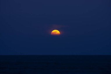 Dolunay geceleri mavi saat.