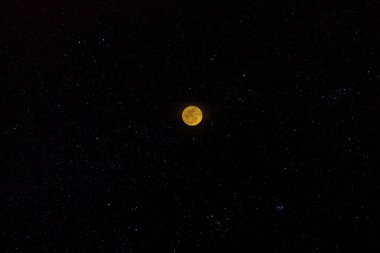 Yıldız gecede turuncu dolunay.