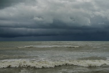 Bulutlar yağmur sezonu, BM-odak görüntü ile deniz manzarası.