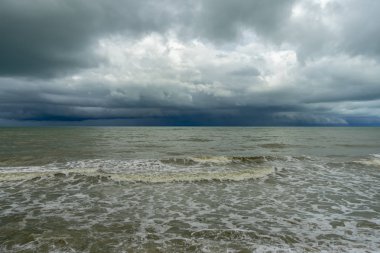 Bulutlar yağmur sezonu, BM-odak görüntü ile deniz manzarası.