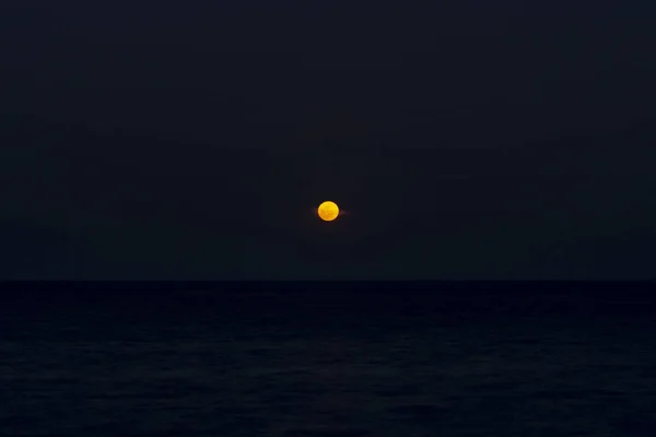 Rode Moonrise Donker Blauwe Hemel Boven Zee — Stockfoto