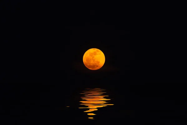 Odbicie Księżyca Ciemnego Nieba — Zdjęcie stockowe