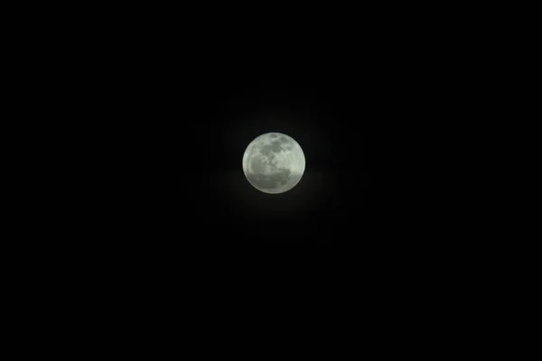 暗い夜に水の上の満月の反射 — ストック写真