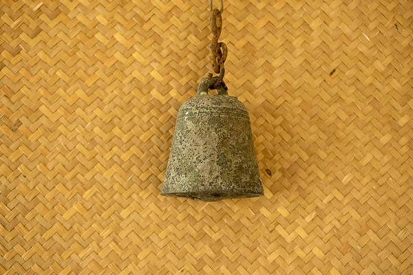 Die Alte Glocke Auf Bambusmatte — Stockfoto