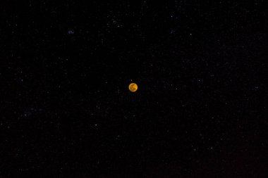 Gecenin yıldızı ile en az turuncu dolunay.