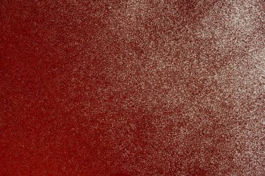 Koşu bandı stadyumda kırmızı yüzeyi beyaz toz.