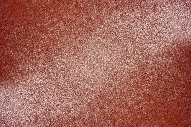 Koşu bandı stadyumda kırmızı yüzeyi beyaz toz.