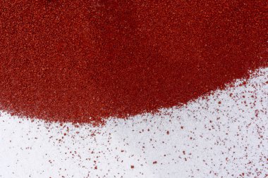 Koşu bandı stadyumda kırmızı yüzeyi beyaz kum.