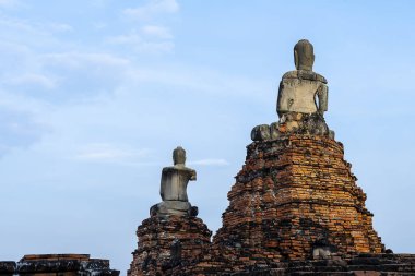 Arkasında Buda heykeli pagoda Wat Chaiwatthanaram, mavi gökyüzü arka plan ile bir Budist Tapınağı şehir, Ayutthaya mevcuttur bir turistik Tayland ve Dünya Miras kenti olduğunu..